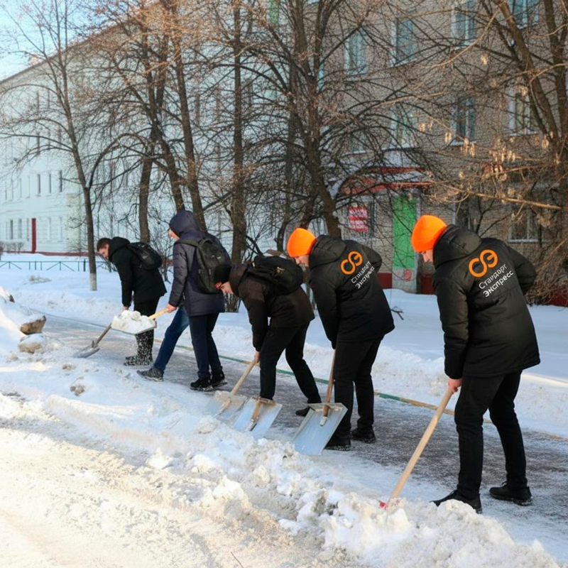 Уборка снега с крыш и территорий в Полярных Зорях